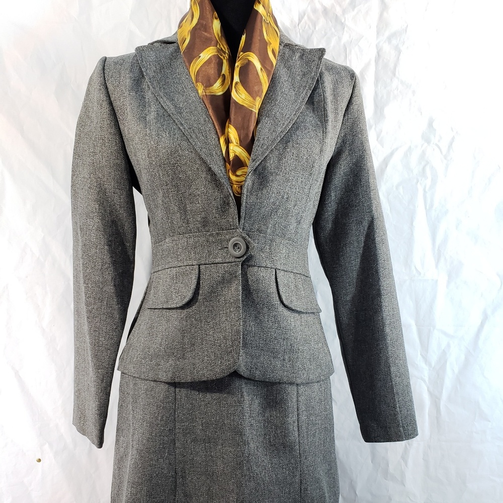 Donutz Inc 2 Piece Skirt Grey Dress Suit + Scarf